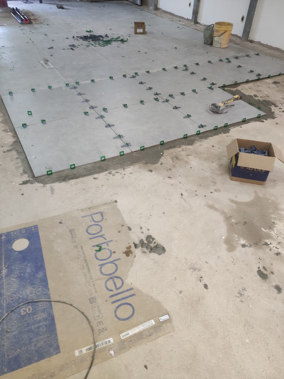 Instalação de Piso em Porcelanato 80x80cm – Açougue no Lago Sul